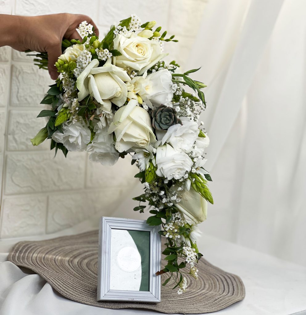آموزش گل آرایی دسته گل عروس آبشاری